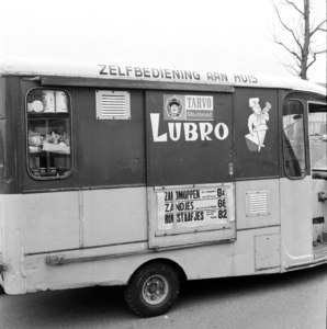 119999 Afbeelding van de bezorgwagen (elektrowagen) van broodbezorger Jacobus van Rheenen van Lubro Bakkerij bij het ...